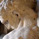 I rilievi plastici come i telemoni rappresentavano una delle particolarit� del palazzo progettato in stile eclettico, un misto tra neoclassico e barocco (foto di Nicola Velluso)
